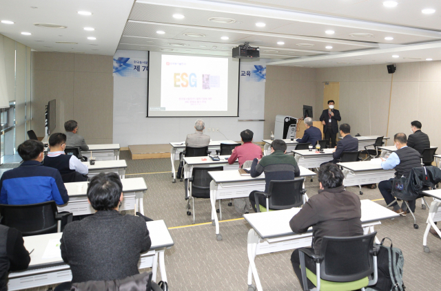 한국동서발전이 협력 중소기업 20개사를 대상으로 ‘ESG경영 전환’ 교육을 진행하고 있다. 동서발전 제공