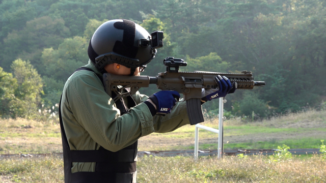 STC-16을 쏘고 있는 남형욱 기자.