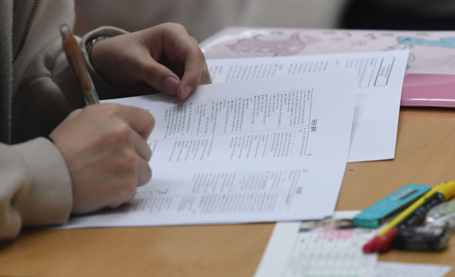 2022년도 대학수학능력시험이 치러진 18일 서울 중구 이화여자외국어고등학교 제15시험지구 제20시험장에서 수험생들이 시험 전 막바지 점검을 하고 있다. 연합뉴스