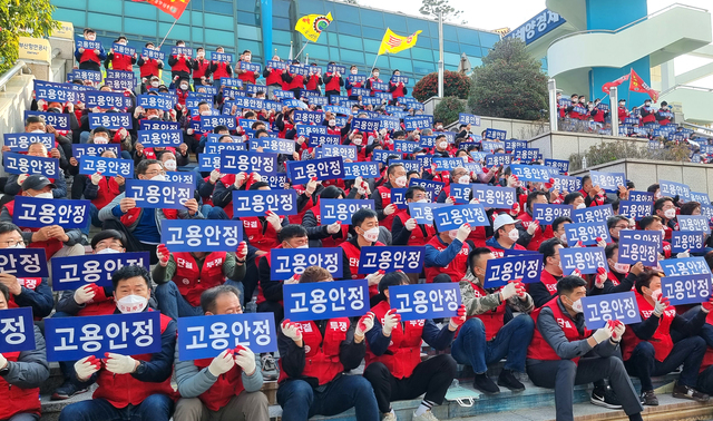 지난 5일 부산항운노조가 부산항만공사 앞에서 신항 서컨테이너부두 2-5단계 무인 운송장비 도입에 반대하는 집회를 열었다. 부산일보DB