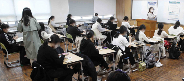 18일 오전 부산 연제고등학교에 마련된 2022학년도 대학수학능력시험 고사장에서 수험생들이 시험 준비를 하고 있다. 사진공동취재단