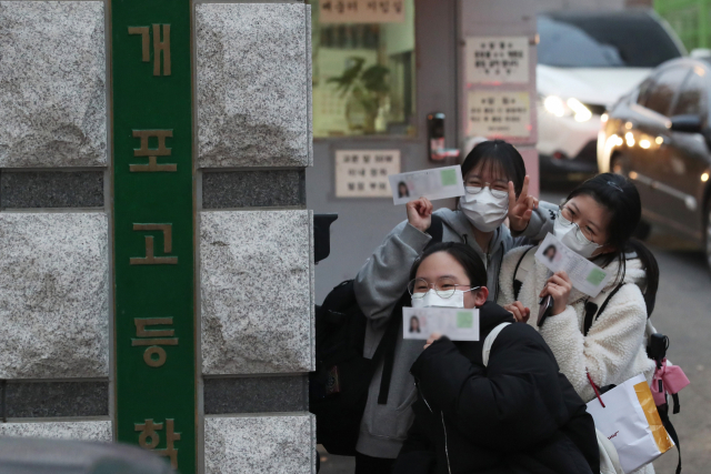 2022학년도 대학수학능력시험일인 18일 오후 서울 강남구 개포고등학교 앞에서 시험을 마친 수험생들이 기념촬영하고 있다. 연합뉴스