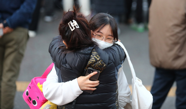 2022학년도 대학수학능력시험 날인 18일 오후 부산 남구 문현여고에서 응원 나온 한 어머니가 시험을 마친 딸을 꼭 안아 주고 있다. 정종회 기자 jjh@