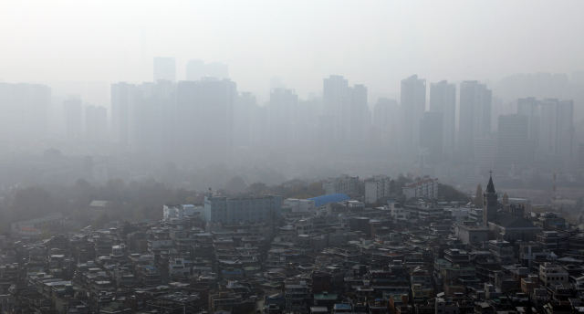 초미세먼지 농도가 '매우 나쁨'을 기록한 20일 남산에서 바라본 서울 시내 모습. 연합뉴스