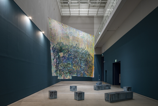 방정아 '플라스틱 생태계'(2021). 작품 설치는 원자력발전소의 폐연료봉 저장 수조를 형상화했다. ©홍철기·국립현대미술관 제공