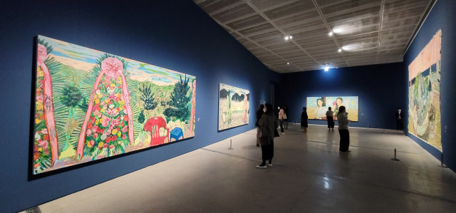 국립현대미술관 '올해의 작가상 2021' 중 방정아 작가의 전시장에서 관람객들이 작품을 감상하고 있다. 오금아 기자