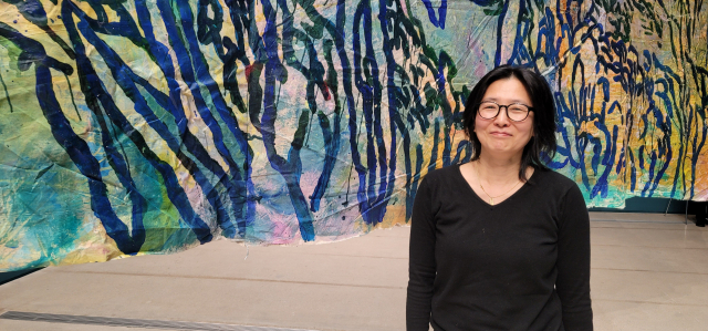 방정아 작가가 국립현대미술관 서울관 전시 현장에서 자신의 작품에 대해 이야기하고 있다. 오금아 기자