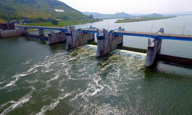 사진은 경남 창녕함안보의 3개 수문 중 2개 수문이 부분 개방돼 물이 흘러내리고 있는 모습. 부산일보DB