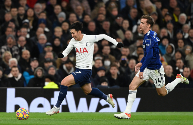 토트넘 손흥민이 22일(한국시간) 영국 런던 토트넘 홋스퍼 스타디움에서 열린 프리미어리그 리즈 유나이티드와 경기에서 상대 수비수를 제치고 질주하고 있다. EPA연합뉴스