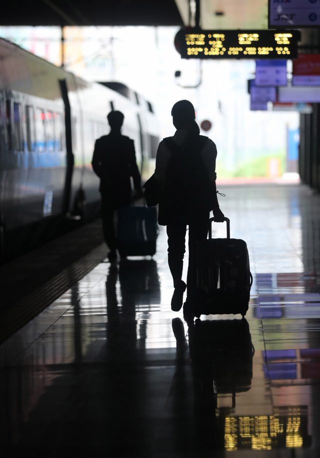 직장을 찾거나 학업을 위해 부울경을 떠나 수도권으로 편입하는 MZ세대가 급증하고 있다. 부산일보DB