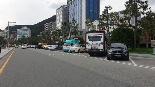 22일 오후 부산 송정해수욕장 공영주차장에 푸드트럭 등 차량들이 주차돼 있다.