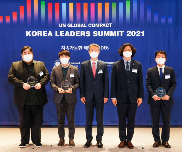 ‘MSC 코리아 어워즈’ 수상식에서 임준호(왼쪽부터) 한성기업 대표이사, 장종수 덕화푸드 대표이사, 권춘택 UNGC 한국협회 사무총장, 서종석 MSC 한국대표, 박상진 동원산업 본부장이 기념촬영을 하고 있다. MSC 제공