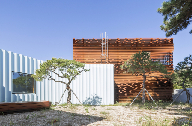 임랑문화공원(박태준기념관)은 안과 밖이 완전히 다르다. 여기서 밖은 단순한 밖이 아니다. 밖이면서 때론 안이 되기도 한다. 공원 뒤 정원. 사진작가 Sergio Pirrone(세르지오 피로네) 제공