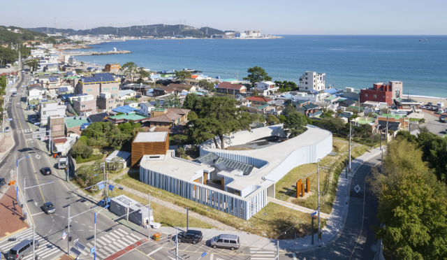 ‘철강왕’ 박태준 회장의 삶의 자취가 배어 있는 임랑문화공원(박태준 기념관). 위에서 내려다보면 마치 둔덕 아래 집들이 있는 느낌이다. 사진작가 Sergio Pirrone(세르지오 피로네) 제공