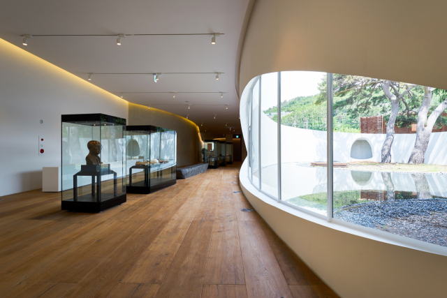 임랑문화공원(박태준기념관) 전시관. 앞쪽으로 수정원 할아버지 당산나무(해송 두 그루)도 당당하게 서 있다. 기장군청 제공