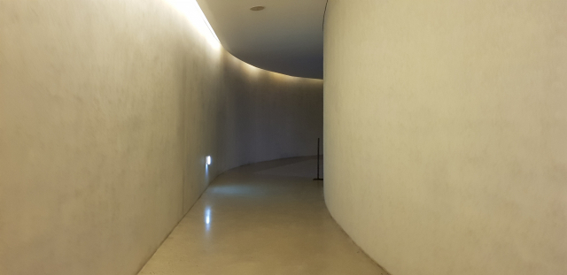 임랑문화공원(박태준기념관) 수정원을 감싸고 도는 복도형 회랑. 정달식 선임기자