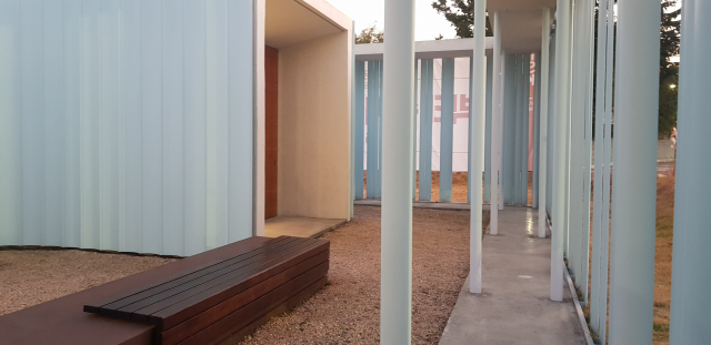 임랑문화공원(박태준기념관) 하늘색 알루미늄 패널 일부는 듬성듬성 막혀 있어 지나가는 이의 호기심을 불러일으킨다. 내부에서 보면 마치 버티컬 블라인드처럼 바깥 풍경을, 혹은 빛을 조율하는 듯 보인다. 정달식 선임기자