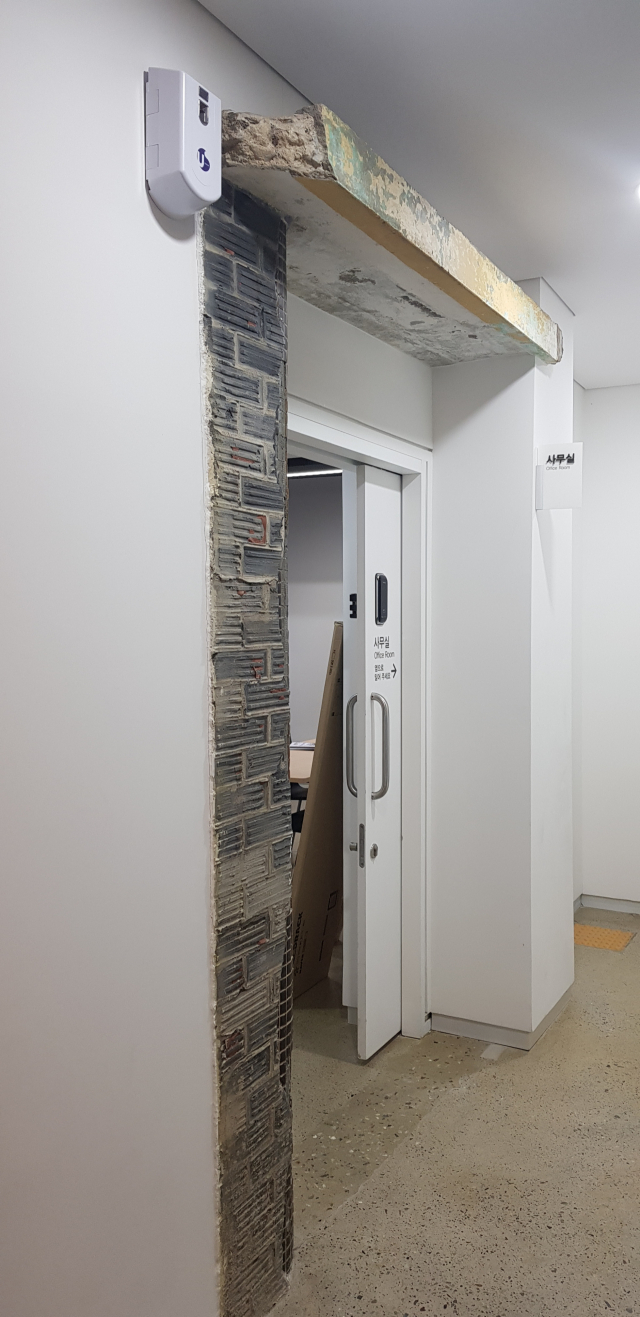 주민들이 살던 건물의 벽돌 흔적. 정달식 선임기자