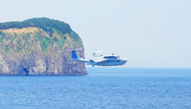 경남 사천시에 본사가 있는 아론비행선박(주)가 자체 개발, 생산한 위그선 시험운항 모습. 사천시 제공