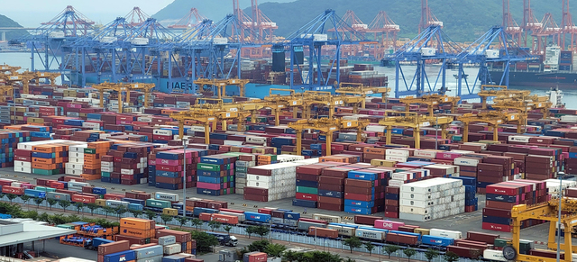 부산항 신항 터미널 장치장에 컨테이너가 가득 쌓여 있다. 부산일보DB