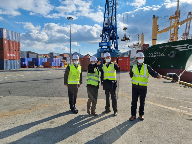 25일 화물연대 파업에 대비해 강준석 부산항만공사 사장을 비롯한 항만 관계자들이 23일 오후 부산항 신항 다목적부두와 임시장치장 등 주요 현장을 점검했다. 부산항만공사 제공