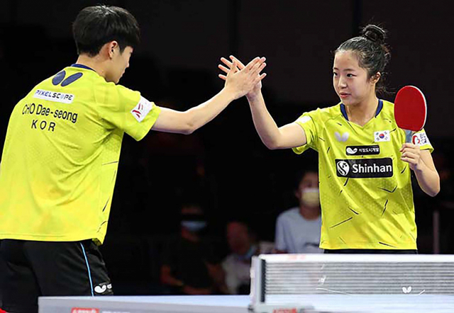 신유빈-조대성 조가 23일(현지시간) 미국 텍사스주 휴스턴에서 열린 2021 국제탁구연맹(ITTF) 세계선수권 첫날 혼합복식 1회전(64강)에서 니킬 쿠마르-아미 왕조를 3-0(11-8 11-3 11-6)으로 물리쳤다. 사진은 하이 파이브 하는 신유빈(오른쪽)과 조대성. 연합뉴스