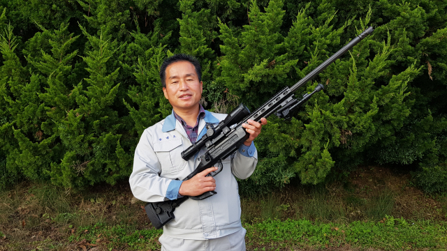 K14 저격 소총을 들고 포즈를 취하고 있는 SNT모티브 송병조 책임.