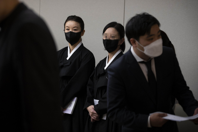 예배 준비하는 박상아 (서울=연합뉴스) 김주성 기자 = 25일 오전 서울 서대문구 신촌세브란스병원 장례식장에 마련된 전두환 전 대통령 빈소에서 차남 전재용 씨의 부인 박상아 씨가 예배 준비를 하고 있다. 2021.11.25 [공동취재] utzza@yna.co.kr (끝)