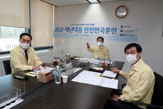 김동섭 한국석유공사 사장이 '2021 재난대응 안전한국훈련'을 실시하고 있다. 석유공사 제공