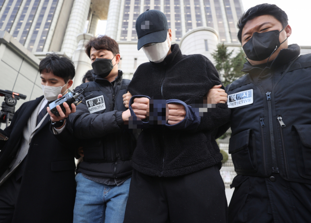 데이트폭력 피해로 경찰의 신변보호를 받던 여성을 살해하고 도주했다가 검거된 30대 피의자가 22일 오후 서울 서초동 서울중앙지법에서 열린 영장실질심사를 마치고 나오고 있다. 연합뉴스