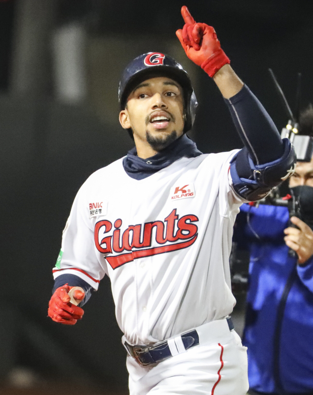 [分享] 樂天扔掉游擊手馬查多 手套比不過球棒