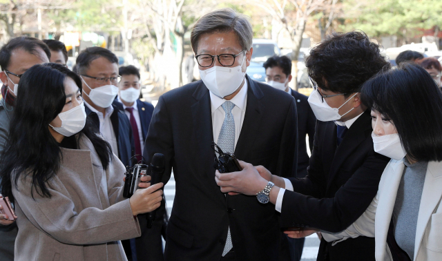 공직선거법 위반 혐의로 기소된 박형준 부산시장이 지난해 11월 부산지방법원에 열린 첫 공판에 출석하고 있다. 부산일보 DB