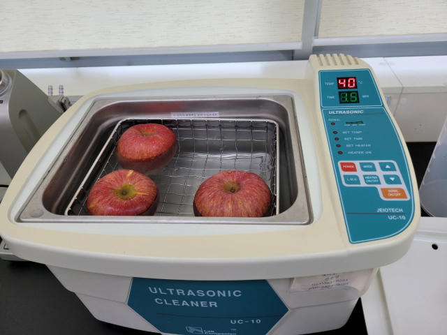 사과를 껍질채 먹기 위해 초음파 세척하는 모습. 경남도농업기술원 제공