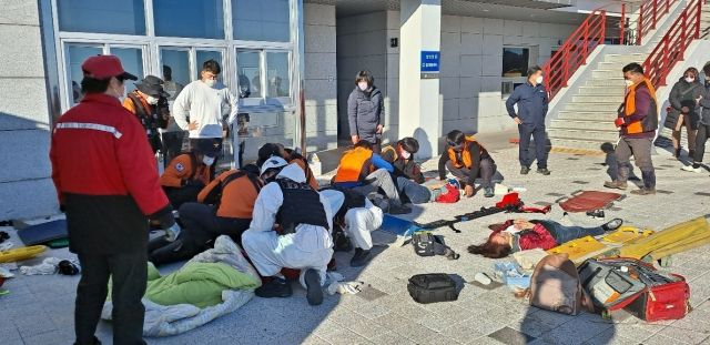 작년 11월 28일 오후 2시께 통영시 욕지도에서 운행 중이던 관광용 모노레일에서 차량이 탈선해 탑승자 8명이 크게 다쳤다. 이 사고의 원인을 수사해 온 경찰이 최근 운영사와 시공사 팀장 2명을 업무상과실치상 혐의로 입건했다. 부산일보DB