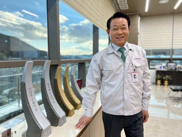 조용국 (주)코렌스 회장이 부산 강서구 (주)코렌스EM 본사에서 코렌스EM을 중심으로 조성될 미래차부품단지에 대해 설명하고 있다.