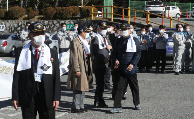 자주국방 1세대 '도미(渡美)기사'들이 29일 부산 기장군 'SNT모티브'를 방문, 회사 임직원들의 환영을 받으며 차량에서 내리고 있다. 정대현 기자 jhyun@