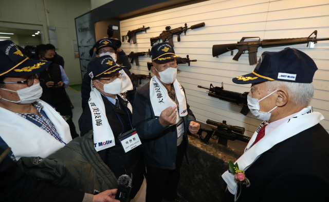29일 부산 기장군 'SNT모티브' 방산공장을 방문한 도미기사들이 전시된 각종 소총을 구경하고 있다. 정대현 기자 jhyun@