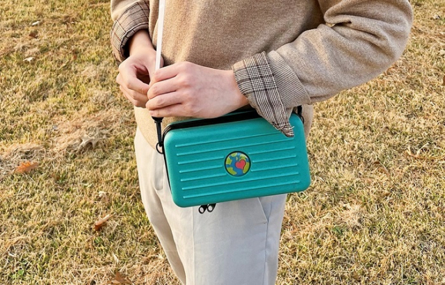 한국농수산식품유통공사가 폐쌀포대를 100% 재활용해 제작한 업사이클링 가방. aT제공