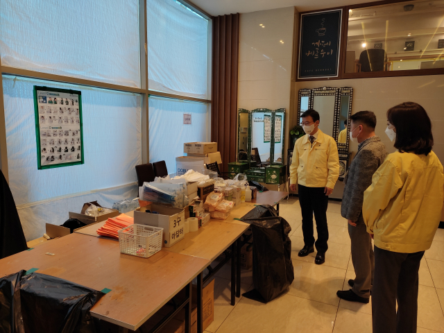 문성혁 해양수산부 장관이 1일 서울 구로구 소재 외국인선원 임시생활시설을 방문해 방역 현황을 점검하고 있다. 해수부 제공