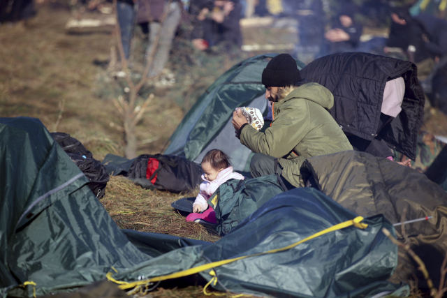 지난달 9일 폴란드와 국경을 접한 벨라루스 그로드노 지역으로 몰린, 유럽연합(EU)으로 향하려는 중동 출신 난민들. AP연합뉴스