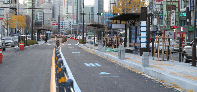 오는 20일 부산 서면~충무 구간 중앙버스전용차로(BRT) 개통을 앞두고 1일 오후 동구 중앙대로에서 시내버스 정류장 설치, 도로 포장, 도색 작업 등 마무리 공사가 한창 이어지고 있다. 이재찬 기자 chan@