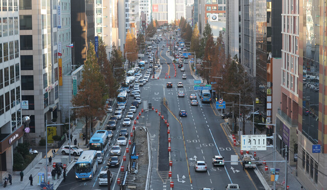 오는 20일 부산 서면~충무 중앙버스전용차로(BRT)가 개통을 앞두고 1일 오후 부산 동구 중앙로에서 정류장 설치, 도로포장, 도색 작업 등 마무리 공사가 진행중이다. 이재찬 기자 chan@