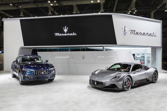 마세라티 ‘르반떼’와 ‘MC 20’ 전시모습.FMK 제공