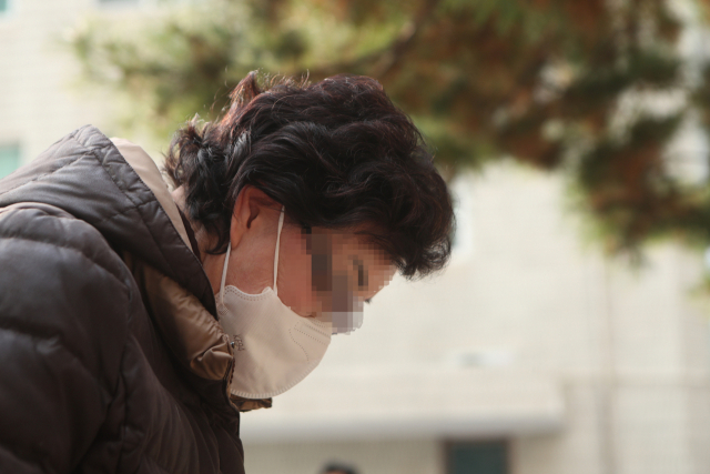 국민의힘 윤석열 대선후보의 장모 최 모 씨가 2일 경기도 의정부시 가능동 의정부지방법원에서 법정으로 향하고 있다. 연합뉴스