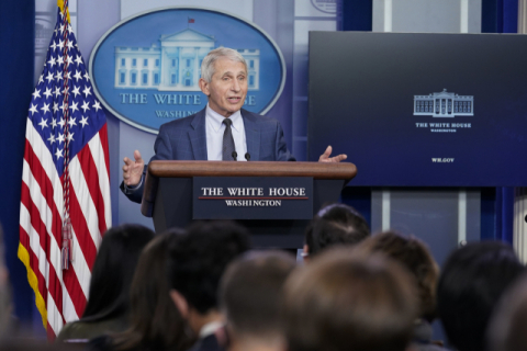 앤서니 파우치 미국 국립알레르기·전염병연구소(NIAID) 소장이 1일(현지시간) 워싱턴DC 백악관에서 오미크론 변이에 대한 언론 브리핑을 하고 있다. 연합뉴스