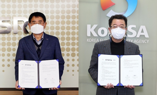 SR은 2일 한국승강기안전공단과 철도역사 승강기 이용자 안전강화를 위한 업무협약을 체결했다. 사진 왼쪽 김형성 SR 기술본부장, 강희중 승강기안전공단 교육홍보이사. SR 제공