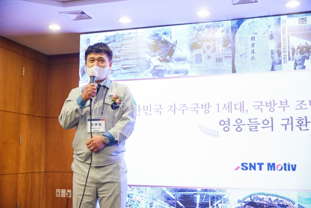 도미기사를 환영하는 김형철 SNT모티브 대표이사.