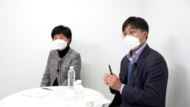 지난달 30일 부산일보사에서 열린 '위드 코로나 한 달, 전문가 대담회'에 참석한 안병선 부산시 보건환경연구원장(왼쪽)과 윤태호 부산대 의과대학 교수.