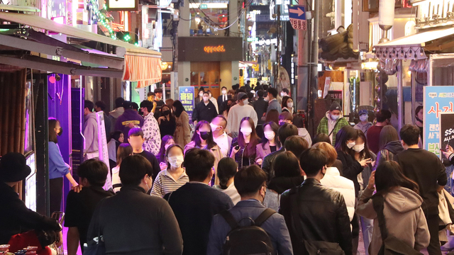 단계적 일상회복 '위드 코로나' 1단계 시행 첫날인 지난달 1일 저녁 북적이는 부산 부산진구 서면 일대. 부산일보DB