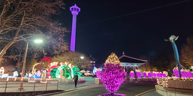 부산 겨울의 대표적인 축제인 중구 ‘부산크리스마스트리 문화축제’ 개막을 앞두고 1일 오후 용두산공원 일대에 새롭게 설치된 조명에 시험 점등을 하고 있다. 4일부터 내년 1월 9일까지 열리는 올해 축제는 방역의 어려움으로 주 무대를 광복로 광장에 설치된 대형 트리를 제외하고 용두산공원으로 옮겨갔다. 부산일보DB